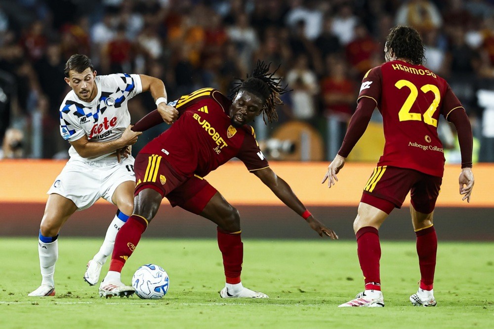 Chelsea muốn củng cố tuyến giữa với Kone. Ảnh: EPA.