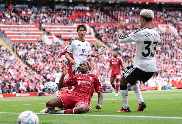 Jeremy Jacquet đã có trận đấu nỗ lực cho Liverpool trước Fulham. Ảnh: EPA