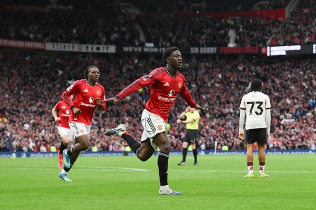 Kobbie Mainoo quyết tâm thắng Derby Manchester đầu mùa giải. Ảnh: EPA