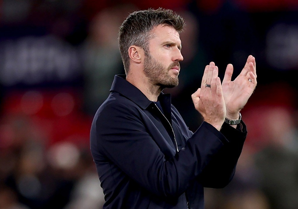 Carrick muốn các cổ động viên biến Old Trafford thành một pháo đài. Ảnh: EPA IMAGES. 