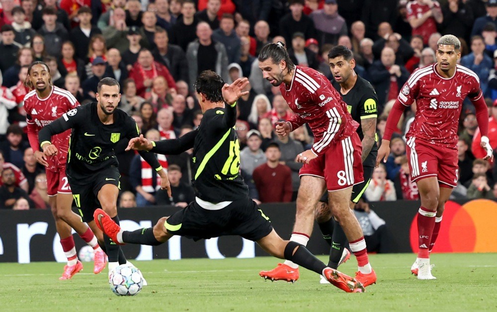 Tuyến giữa Liverpool đang bộc lộ những vấn đề rõ rệt. Ảnh: EPA.