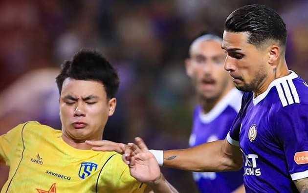 Hoàng Hên và đồng đội thua thảm trước SLNA. (Ảnh: Hà Nội FC)