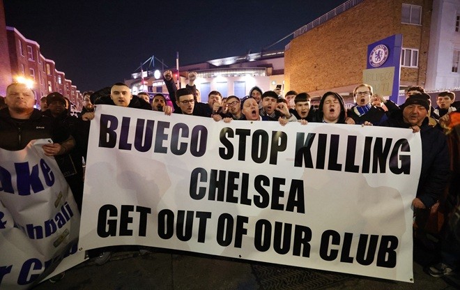 BlueCo nhiều lần bị CĐV Chelsea chỉ trích. Ảnh: EPA>