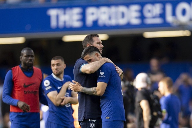  Lampard cũng gặp khó trên ghế nóng Chelsea.