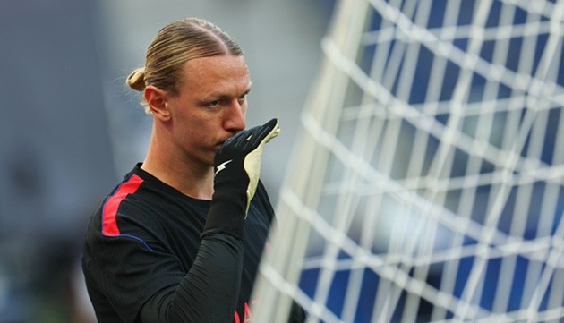 Safonov trở thành vấn đề của PSG. (Ảnh: EPA Images)