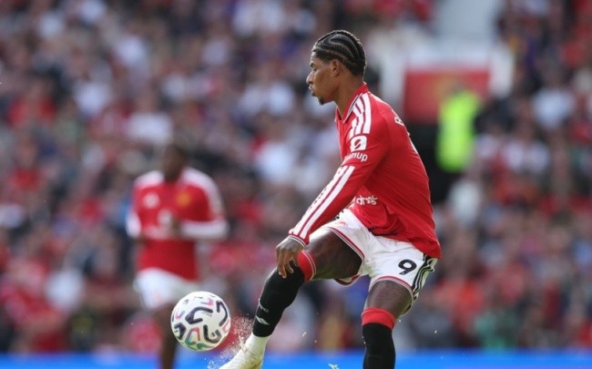 Rashford đưa bóng chạm cột dọc khung thành Man City. Ảnh: EPA.
