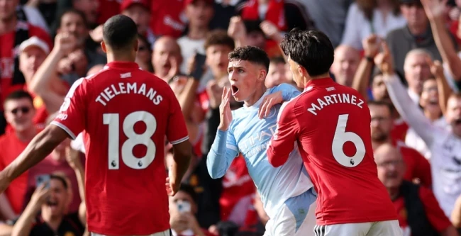 Foden nhận thẻ đỏ sau pha đánh nguội Bruno Fernandes. Ảnh: Michael Regan/Getty Images.