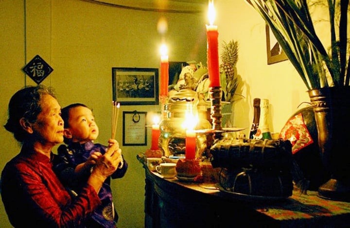 Người Việt từ lâu đã duy trì tín ngưỡng thờ Phật, thờ Thần và tưởng nhớ tổ tiên, ông bà trong gia đình.