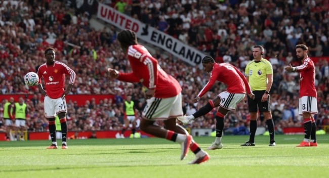 Rashford đưa bóng dội cột dọc khung thành Man City. Ảnh: EPA.