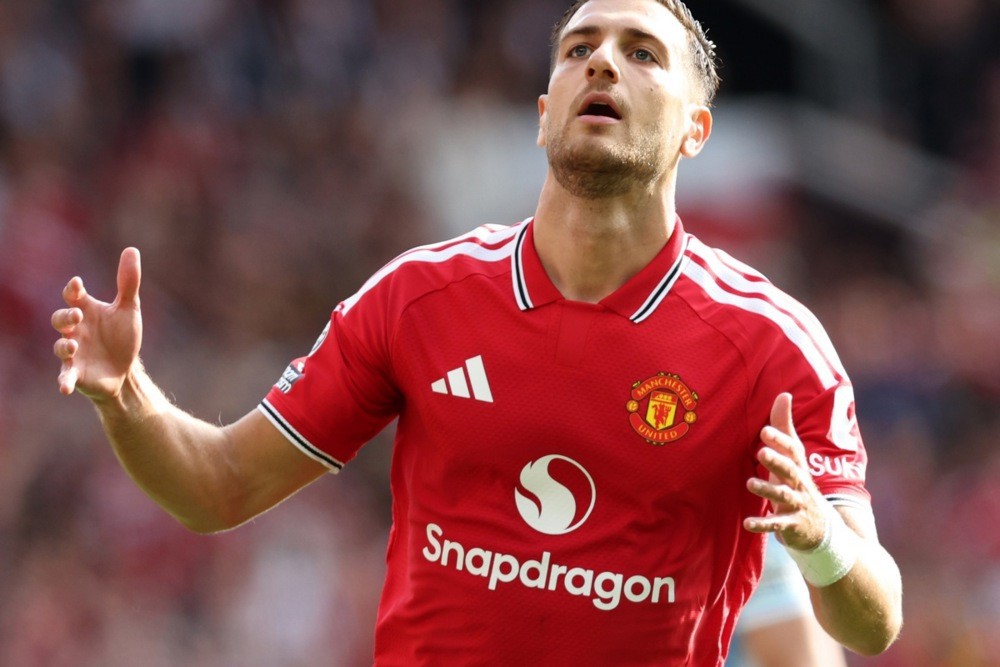 Diogo Dalot – 6.2 điểm: Dalot lép vế trước những pha đi bóng tốc độ của Antoine Semenyo, hai lần xử lý lúng túng đẩy khung thành đội nhà vào thế báo động và đóng góp hạn chế cho mặt trận tấn công. Ảnh: EPA.