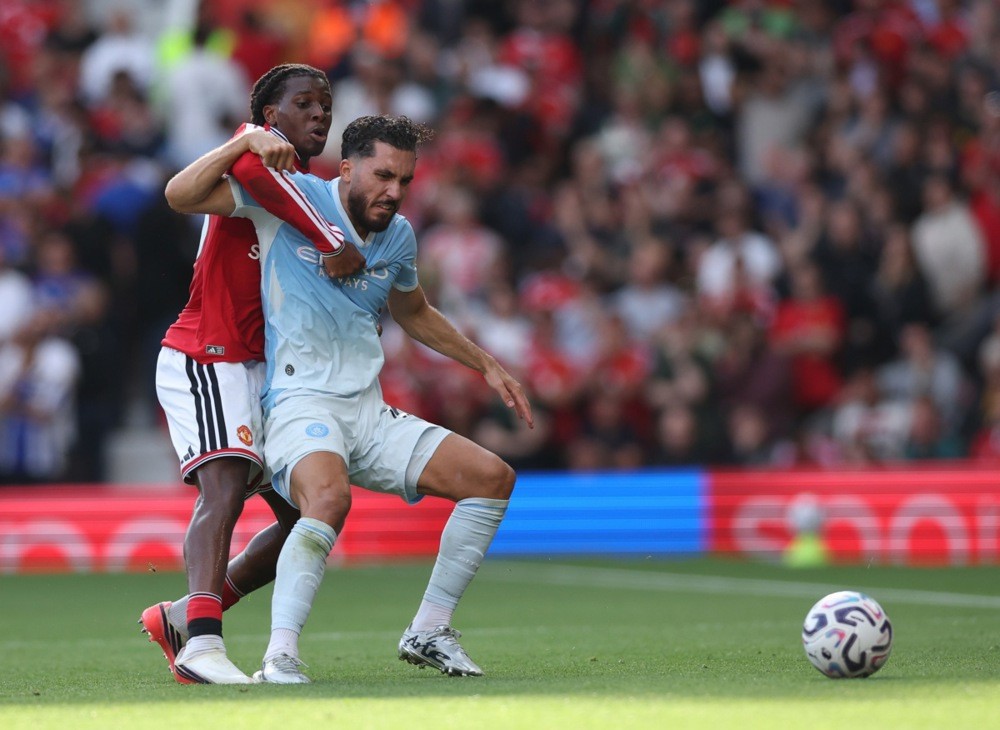 Rayan Cherki – 4 điểm: Bị đau từ sớm sau pha va chạm mạnh với Harry Maguire. Những khoảnh khắc ma thuật ít ỏi biến mất hoàn toàn sau khi Man City chỉ còn 10 người. Anh bị thay ra ngay sau hiệp một.