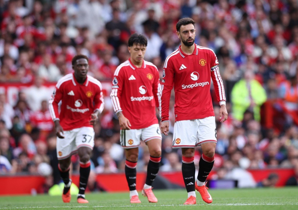 Man Utd rời sân trong nỗi thất vọng. Ảnh: EPA.