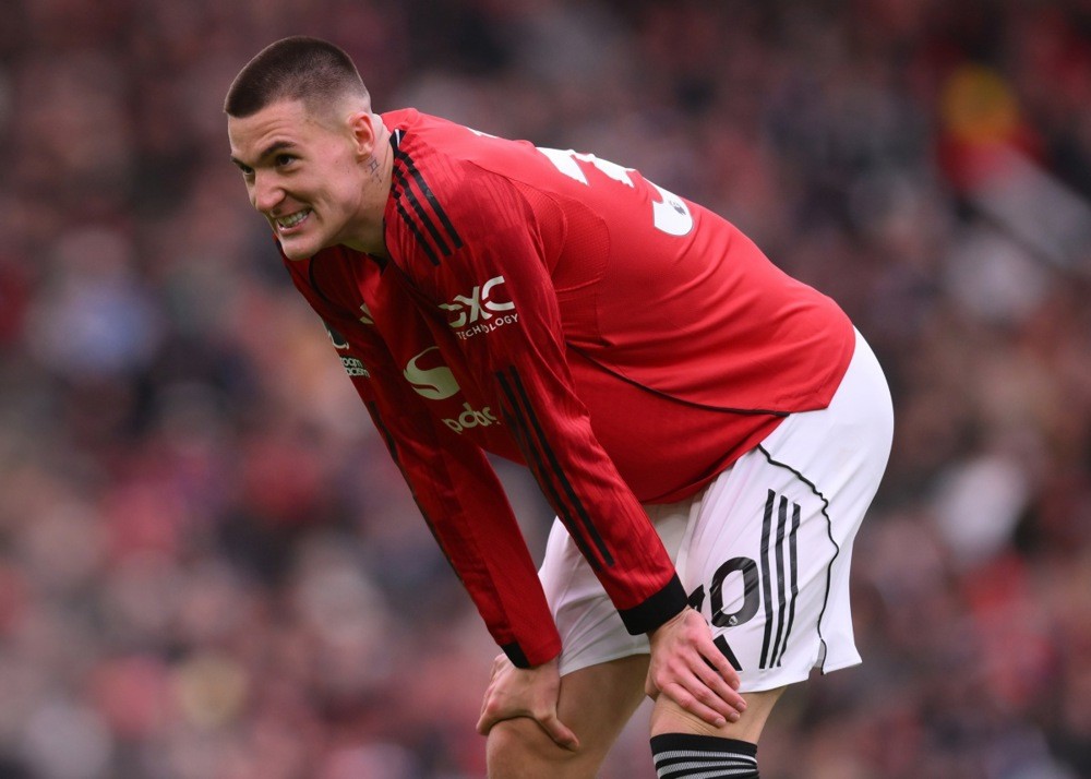 Neville muốn Carrick dùng Sesko sớm hơn. Ảnh: EPA.