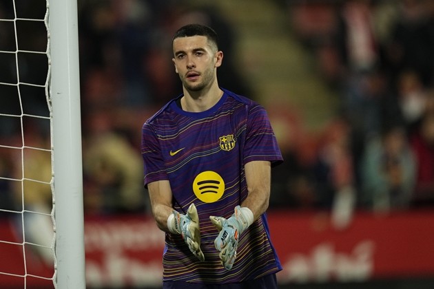 Joan Garcia - 7.1/10: Thực hiện 2 pha cứu thua quan trọng trong hiệp một giúp Barca duy trì sự chủ động. Dù vậy, anh không thể làm gì hơn ở bàn thua đầu tiên sau sai lầm chuyền hỏng của đồng đội và lẽ ra có thể làm tốt hơn trong một vài tình huống ở hiệp hai. Ảnh: EPA/Siu Wu 