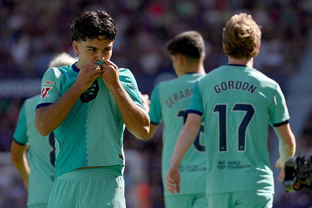 Xavi Espart - 7.8/10: Mở tỷ số sớm cho Barca bằng một pha dứt điểm quyết đoán và có một trận đấu thi đấu đầy năng nổ. Tuy nhiên, điểm trừ duy nhất là đường chuyền về bất cẩn dẫn đến bàn gỡ của Levante. Ảnh: Alex Caparros/Getty Images 