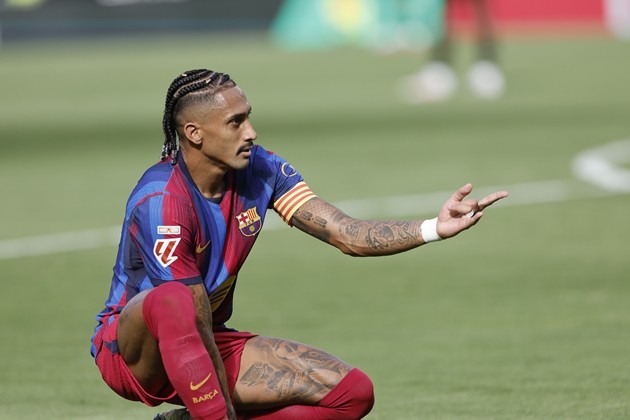 Raphinha - 7.9/10: Thi đấu vô cùng cơ động và hiệu quả trên hàng công. Ngôi sao người Brazil trực tiếp dọn cỗ cho cả Xavi Espart và Lamine Yamal lập công trong hiệp một, khẳng định vai trò ngòi nổ số một của đội bóng. Ảnh: EPA/KAI FORSTERLING 