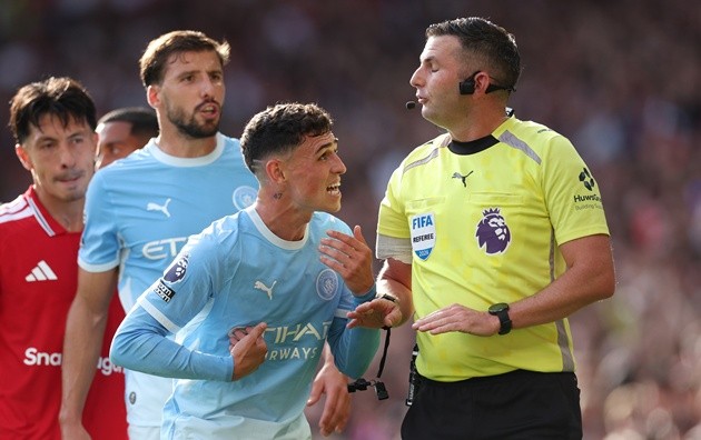 Foden nhận thẻ đỏ trước Man United. (Ảnh: EPA Images)\