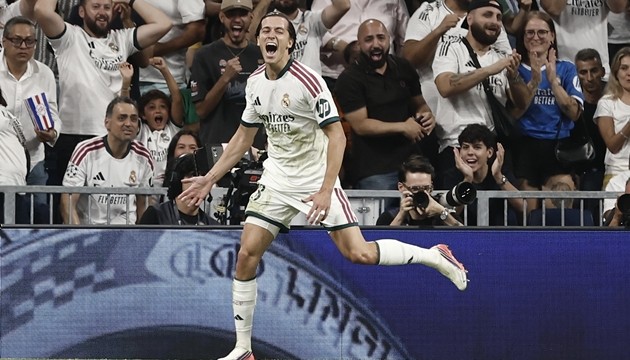 Carreras vui mừng với pha lập công cho Real Madrid. Ảnh: 