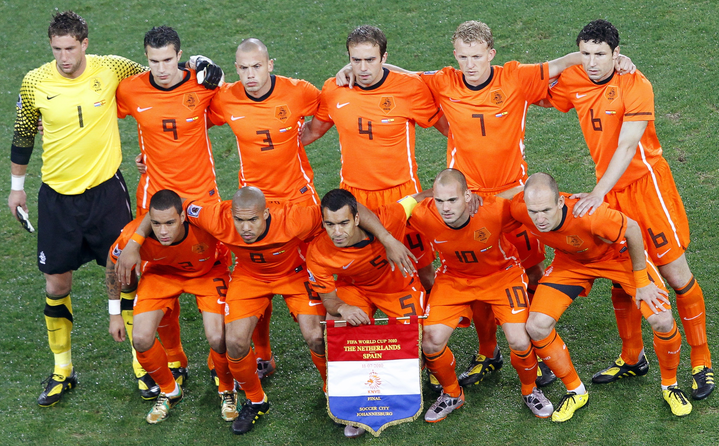 Sự hy sinh của Kuyt giúp Hà Lan cân bằng hơn. (Ảnh: EPA Images)