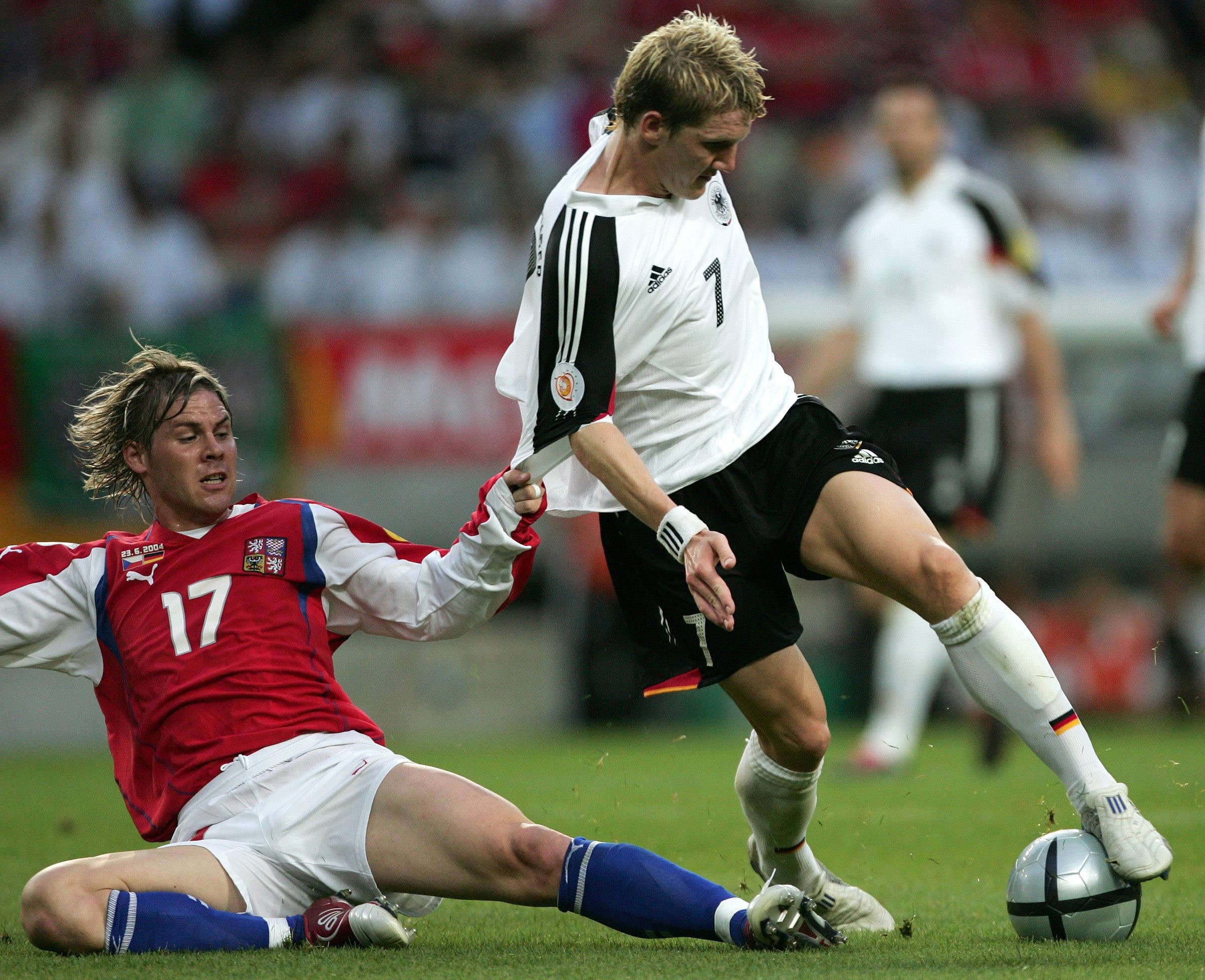 EURO 2004 chứng kiến làn gió trẻ mang tên Schweini. (Ảnh: EPA Images)