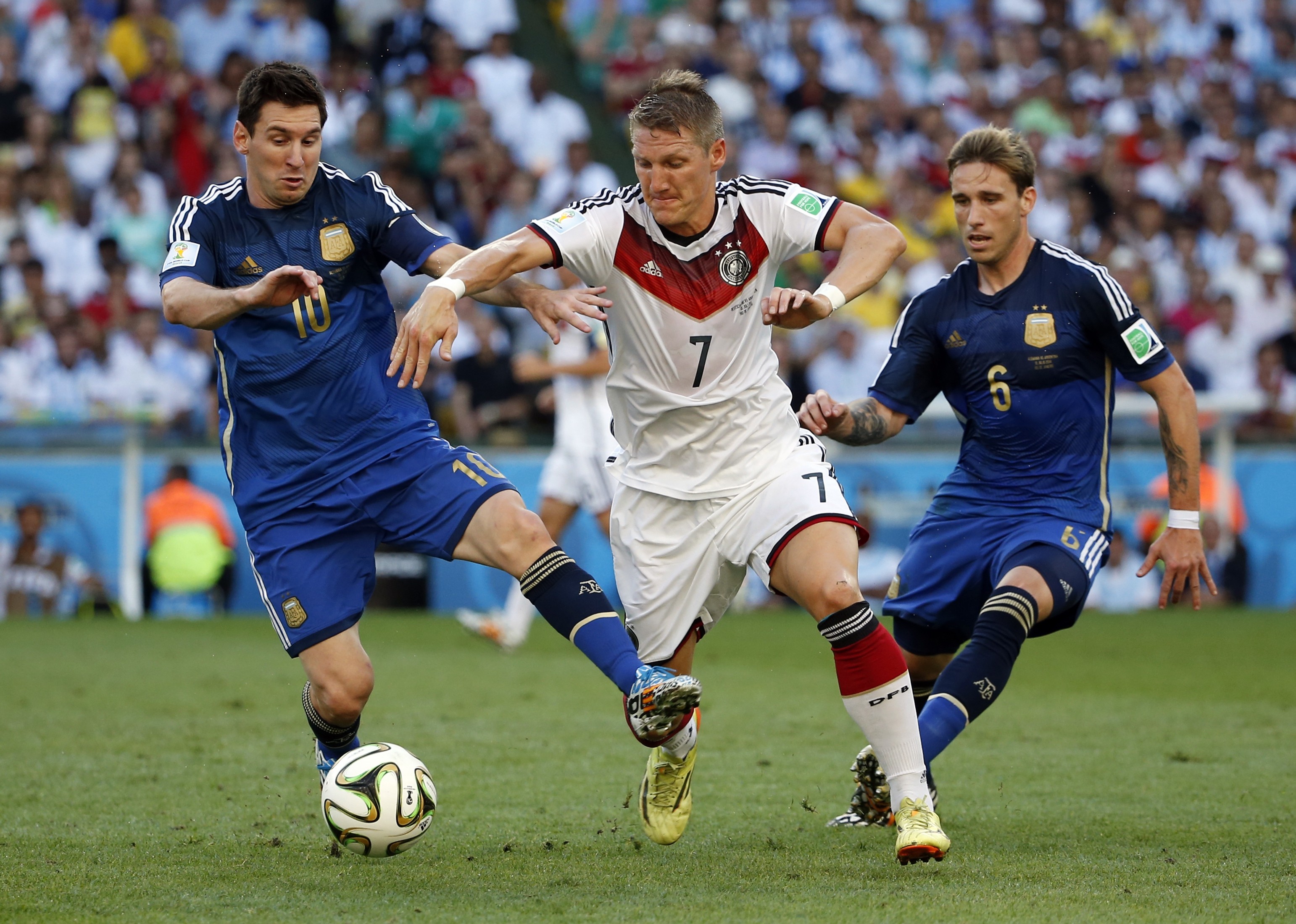 Từ chàng trai nổi loạn đến biểu tượng Mannschaft bất khuất. (Ảnh: EPA Images)