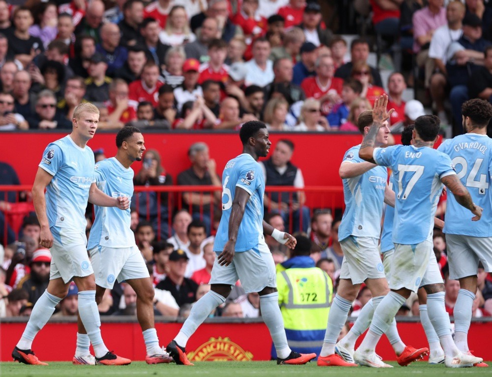 Man City kéo sập Old Trafford dù chơi thiếu người. Ảnh: EPA IMAGES. 