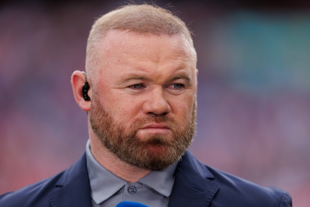 Wayne Rooney không hài lòng với quyết định từ VAR. Ảnh: EPA/Tolga Akmen.