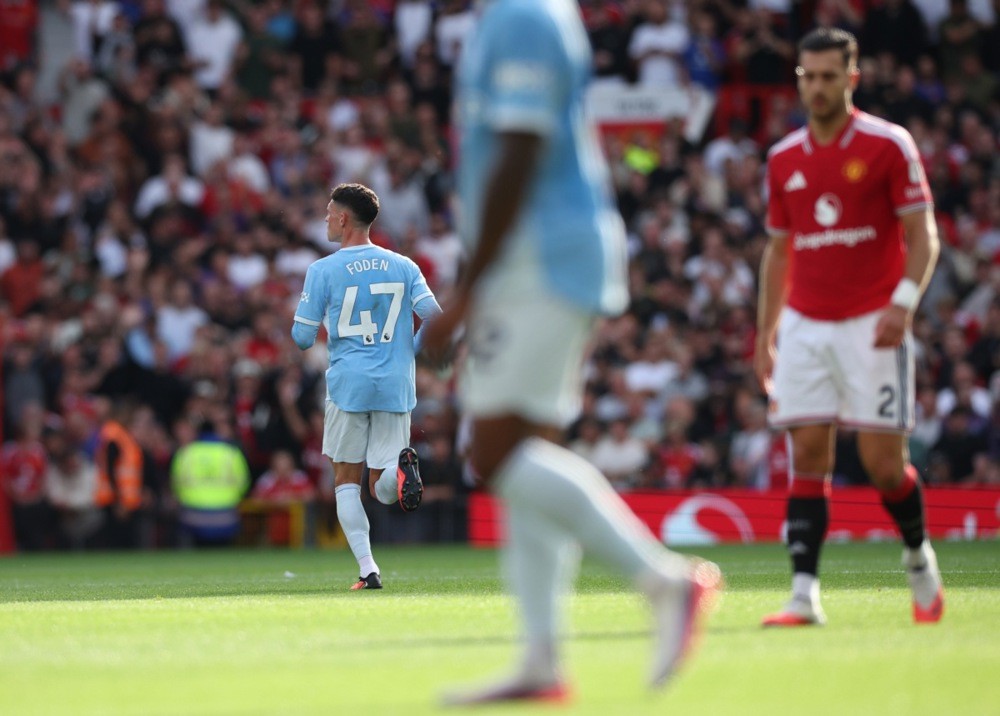  Phil Foden bị truất quyền thi đấu sau pha trả đũa. Ảnh: EPA.