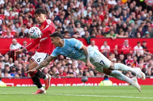 Tình huống Martinez theo kèm Enzo Fernandez. Ảnh: EPA.