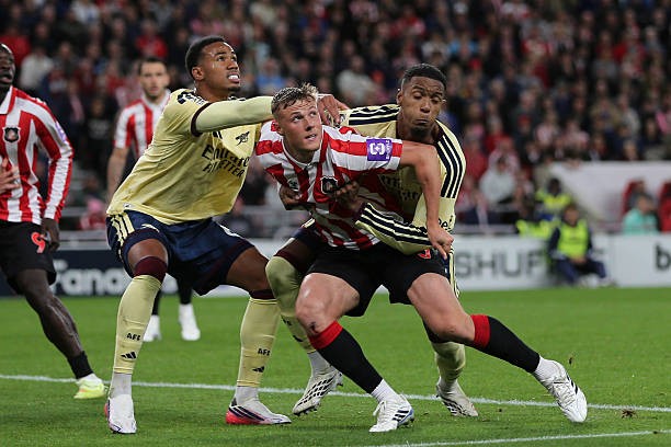 Tình huống dẫn đến quả phạt đền của Arsenal trong trận đấu với Sunderland. Ảnh: Michael Driver/Getty Images