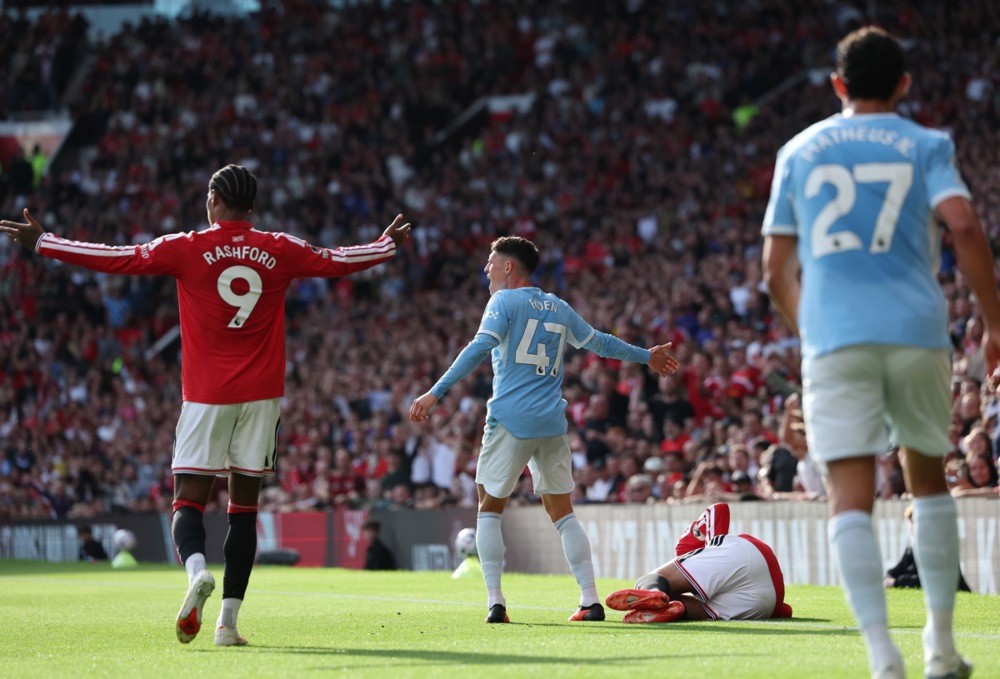 Agbonlahor cho rằng Bruno Fernandes đã ăn vạ khiến Foden nhận thẻ đỏ. Ảnh: EPA IMAGES. 
