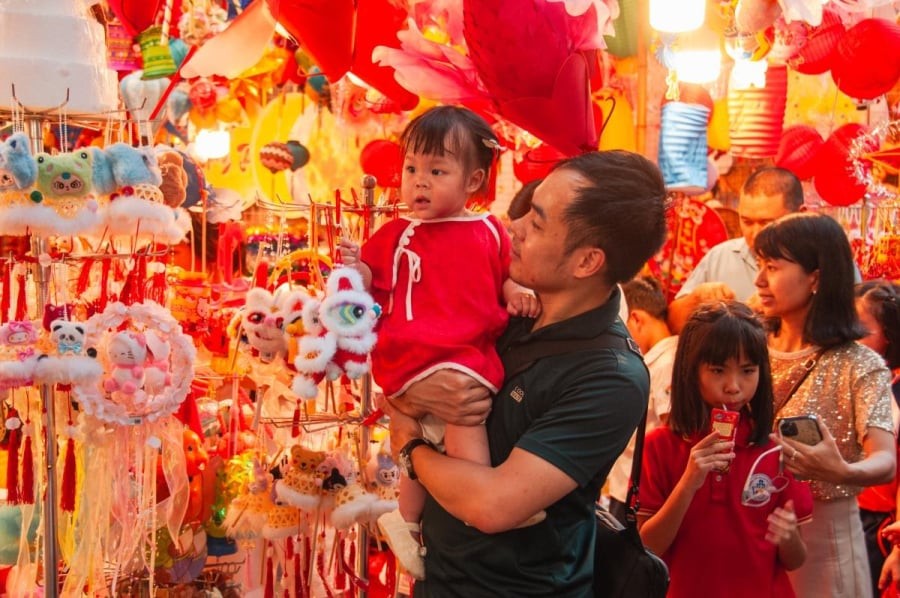 Nhiều gia đình đưa trẻ nhỏ đến Hàng Mã mua đồ chơi, tận hưởng không khí Trung thu đang rộn ràng khắp phố cổ Hà Nội.
