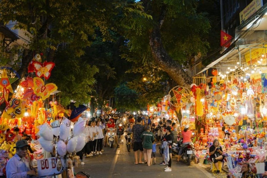 Phố Hàng Mã rực rỡ sắc màu trước thềm Trung thu 2026, với đèn lồng, đầu lân và đồ chơi truyền thống được bày kín hai bên đường.