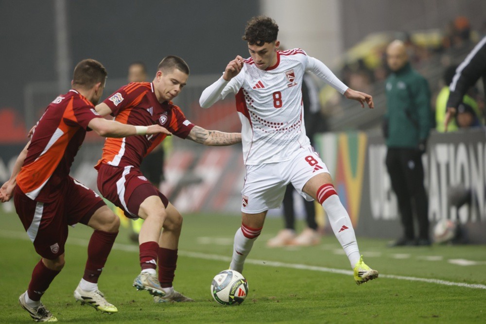 James Scanlon (áo trắng) trong màu áo ĐTQG Gibraltar. Ảnh: EPA.