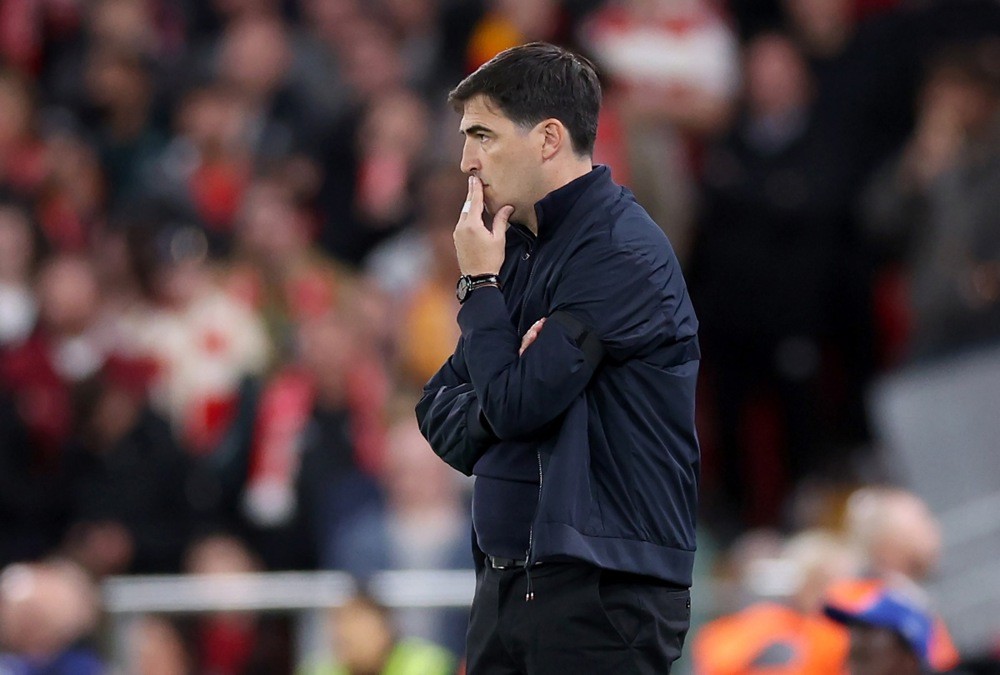 HLV Andoni Iraola đối mặt nhiều thử thách tại Liverpool. Ảnh: EPA/Adam Vaughan.