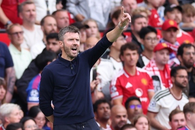 Carrick cần giúp MU vực dậy sau thất bại trước Man City. Ảnh: EPA.