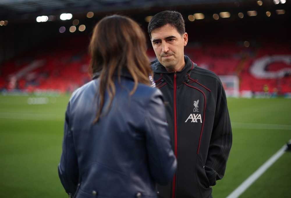 HLV Andoni Iraola đối mặt nhiều áp lực tại Liverpool. Ảnh: EPA/Adam Vaughan.