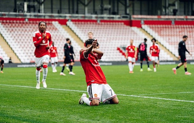 JJ Gabriel đang gây sốt trong đội trẻ Man Utd. (Ảnh: Zohaib Alam/Manchester United via Getty Images)