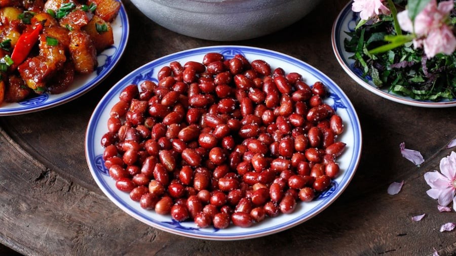 Khi làm lạc rang muối, bạn nên để lửa vừa đến nhỏ, giúp hạt lạc chín đều, không bị cháy.