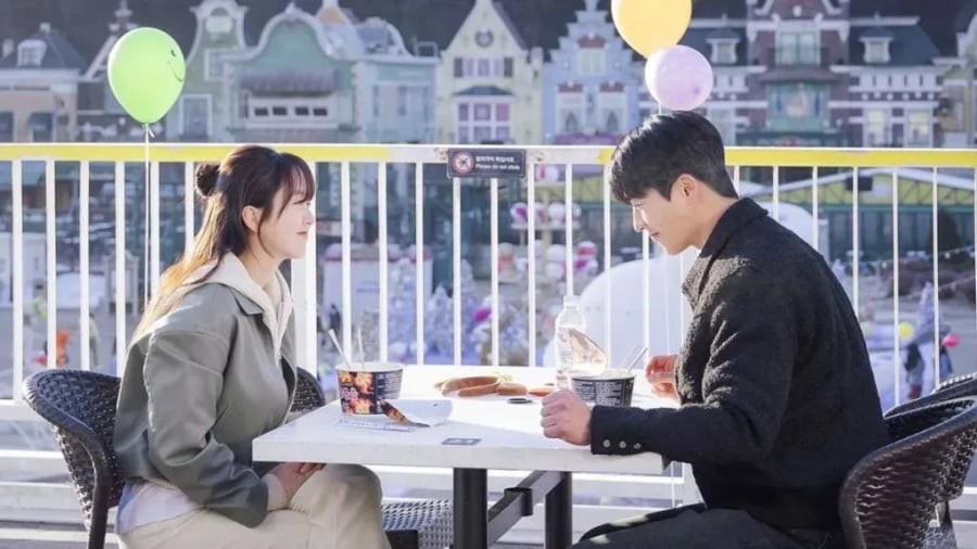 Kim So Hyun và Chae Jong Hyeop trong Serendipity’s Embrace, bộ phim xoay quanh cuộc gặp lại của hai người từng là mối tình đầu sau 10 năm.