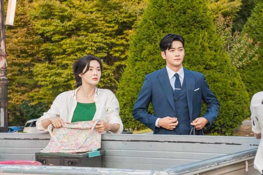 Lee Sun Bin và Kang Tae Oh trong The Potato Lab, bộ phim mang màu sắc chữa lành với chuyện tình nhẹ nhàng giữa khung cảnh vùng quê.