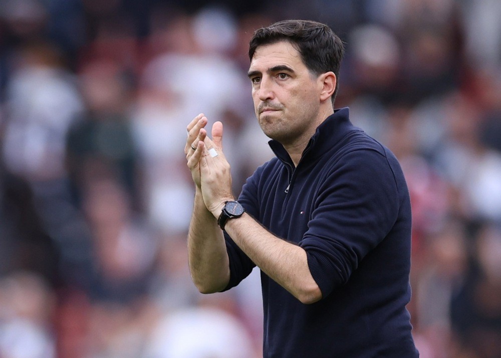 Andoni Iraola hài lòng khi đánh bại Tottenham. Ảnh: EPA.