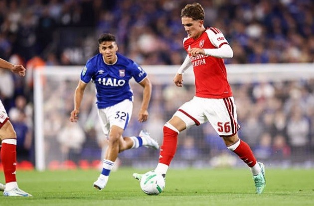 Sao 16 tuổi Arsenal san bằng kỷ lục của Rooney d