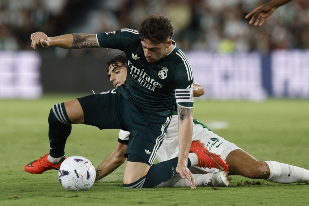 Federico Valverde: 7.2 điểm. Chơi ấn tượng ở khu trung tuyến với 5 nỗ lực phòng ngự, thực hiện 90% số đường chuyền chính xác và liên tục di chuyển trên khắp mặt sân. Ảnh: EPA Images. 