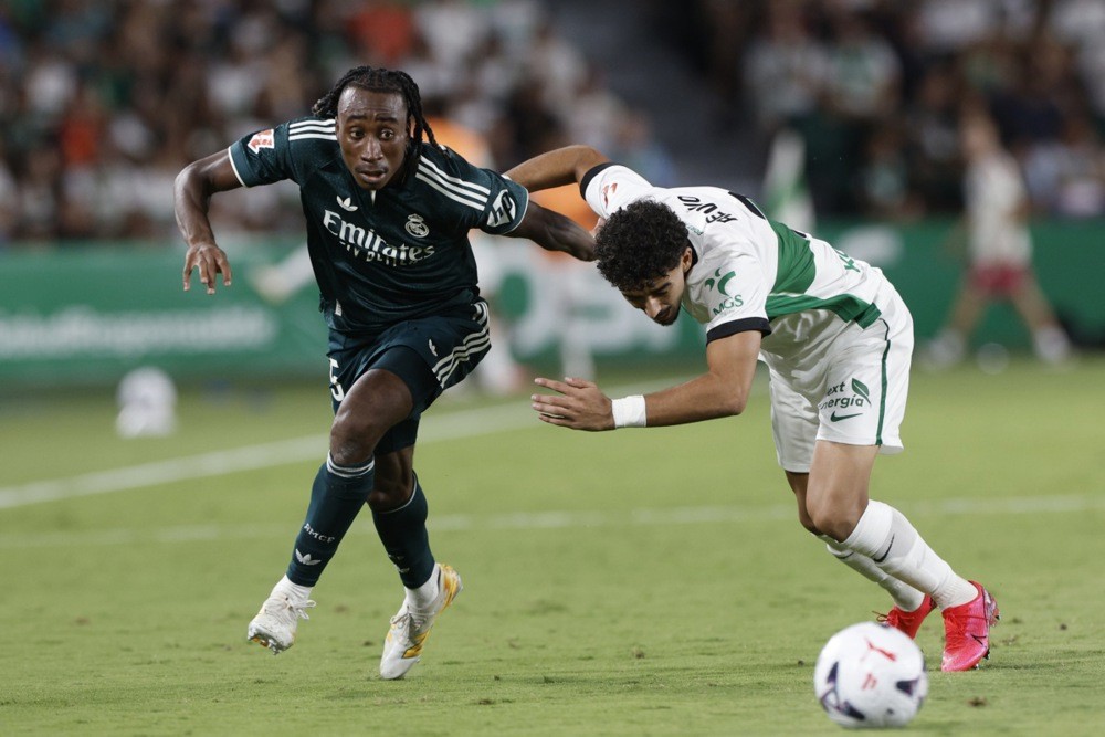 Yan Diomande: 7.2 điểm. Trong ngày được xếp đá chính, tân binh của Real Madrid ghi dấu ấn với 1 pha kiến tạo và không ít lần làm khổ hàng phòng ngự Elche. Ảnh: EPA Images.