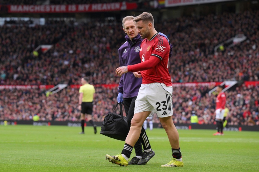 Luke Shaw tiếp tục gặp vấn đề về thể trạng ở mùa giải năm nay. Ảnh: EPA/Gary Oakley.