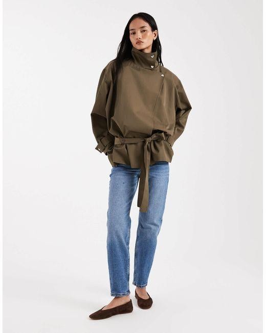 Phối áo khoác cổ ống cùng quần jeans là công thức đơn giản, dễ ứng dụng nhưng vẫn tạo cảm giác trẻ trung, thời thượng.