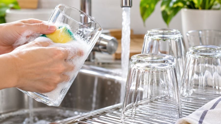Cẩn thận khi rửa thì đồ thủy tinh sẽ sạch bong không có vệt loang