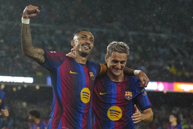 Raphinha bùng nổ trong trận thắng Racing Santander. Ảnh: EPA/ALEJANDRO GARCIA
