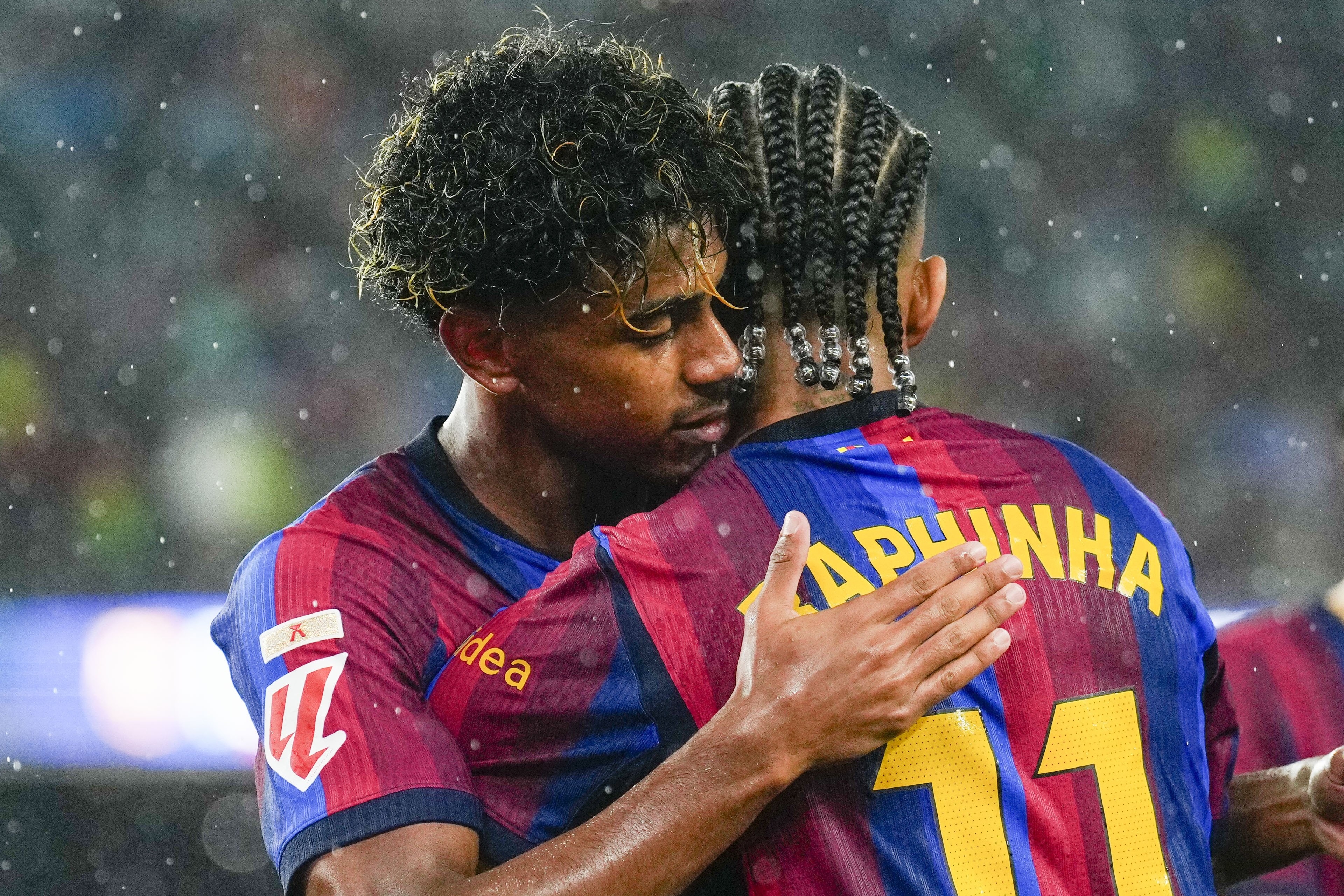 Hàng công thăng hoa giúp Barcelona hủy diệt Racing Santander. Ảnh: EPA/ALEJANDRO GARCIA